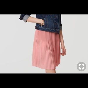 Loft pink pleated skirt size 8 👗 🌸